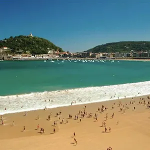 Paradise Luxurious Apartment, Free Parking, 3 Double Rooms, 4 Beds, Terrace, Jacuzzi, New Apartment San Sebastian